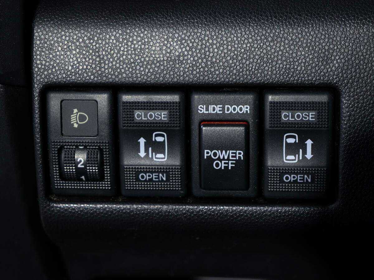 Купить Mazda 5, 2008, 267 358 км, фото №17