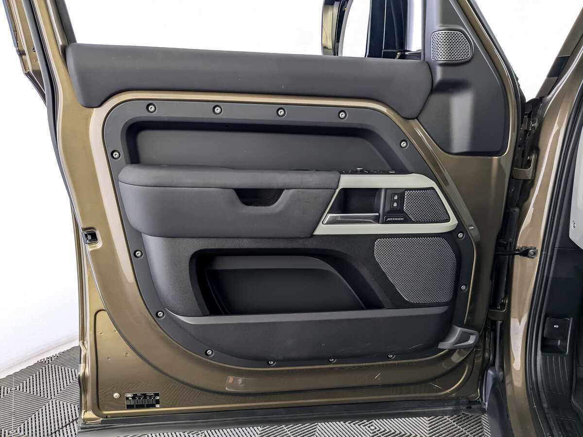 Купить Land Rover Defender 110, 2021, 68 830 км, фото №15