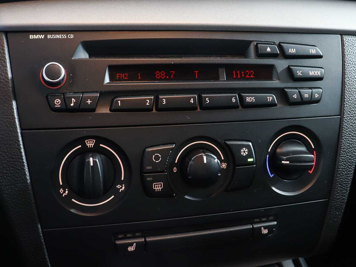 Купить BMW 1 серии 116i, 2011, 156 161 км, фото №16