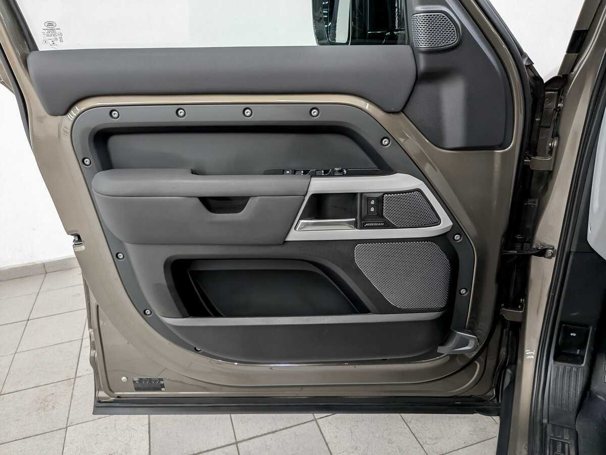 Купить Land Rover Defender 110, 2021, 67 614 км, фото №17