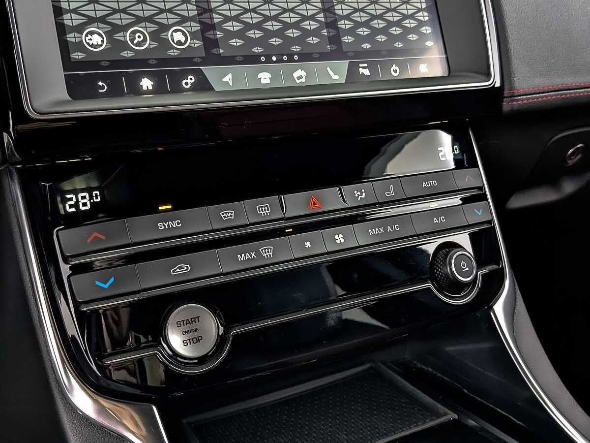 Купить Jaguar XE, 2019, 81 100 км, фото №20
